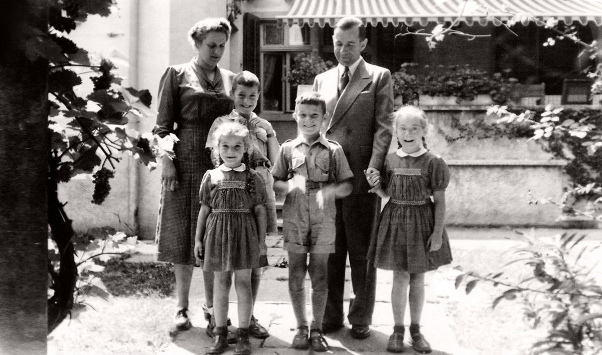 Margerit und Willy Fischer mit ihren Kindern Catharina, Thomas, Balthasar und Regina (von links) um 1950.